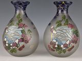 deux vases peints avec des fleurs