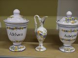 deux vases ornés de fleurs, posés sur une étagère