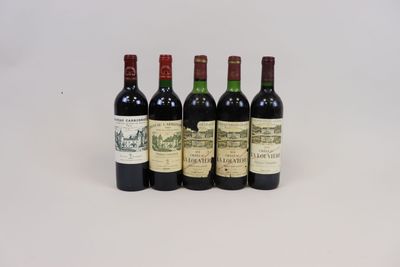 quatre bouteilles de vin sont alignées sur une surface blanche