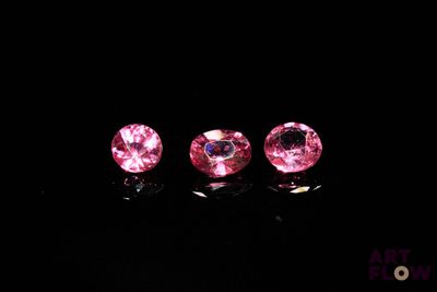une paire de saphirs roses sur un fond noir