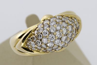 Bague en or ornée d’un pavage de brillants.