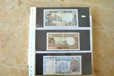 une photo montrant trois billets de banque différents posés sur une table