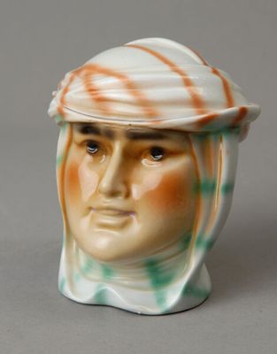 Petit pot à tabac représentant la tête d'un homme blanc coif…