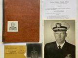 une vieille photo d'un homme en uniforme militaire à côté d'un livre