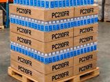 Des cartons d'eau sont empilés sur une palette dans un entrepôt