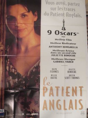 une vieille affiche de cinéma représentant une femme tenant une canne devant son visage