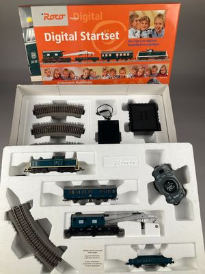 une boîte contenant un train sur une table