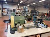 une machine posée sur une table dans une pièce