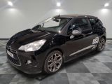 la photo d'une petite voiture noire garée dans un garage