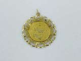 l'image d'une pièce d'or ornée d'une couronne