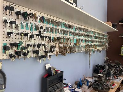 Il y a de nombreuses clés accrochées au mur dans ce garage.