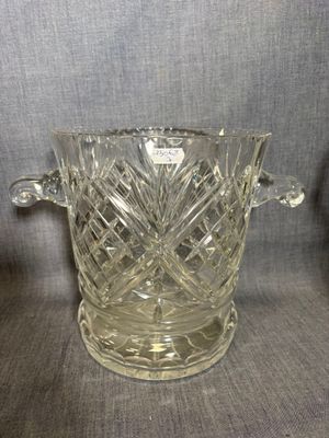 une photo d'un seau à glace en verre posé sur une table
