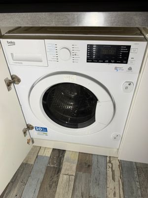 une machine à laver dans un coin de la cuisine