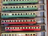 beaucoup de petits trains qui sont dans une boîte