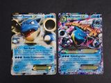 Deux cartes Pokémon sont posées côte à côte sur une table