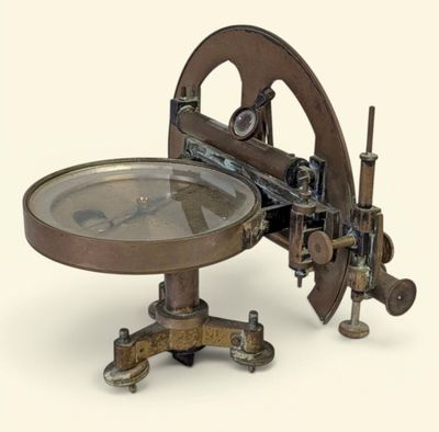 une machine qui a l'air très ancienne, sur laquelle est posée une loupe
