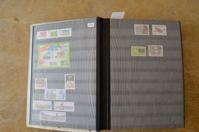 une photo d'un classeur sur lequel sont collés des timbres