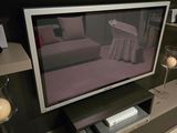 une télévision à écran plat posée sur une étagère dans un salon