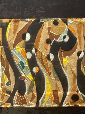 une photo d'une œuvre d'art posée sur une table