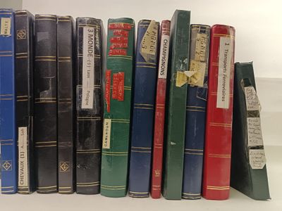 beaucoup de livres qui traînent sur une étagère