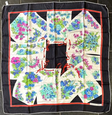 CHRISTIAN DIOR. Carré en twill de soie imprimée à décor flor…