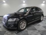 une image d'une audi suv noire garée dans un garage