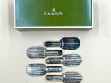 quatre fourchettes et cuillères posées à côté d'une boîte verte
