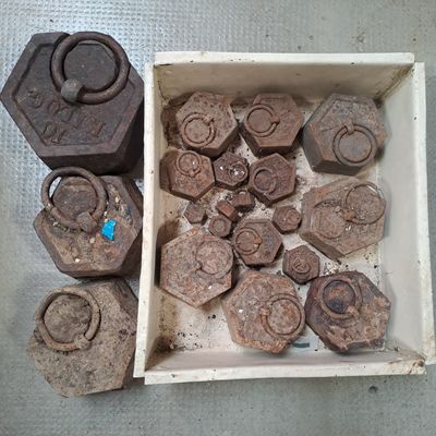 une boîte remplie de noix posée sur une table