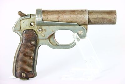 un pistolet posé sur une table