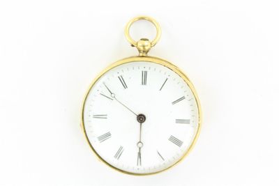 une montre de poche en or avec des chiffres romains sur le cadran