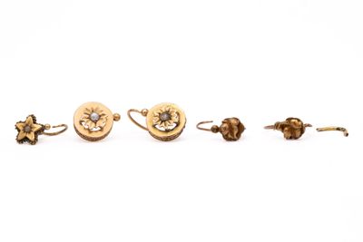trois paires de boucles d'oreilles en or et une paire de boucles d'oreilles