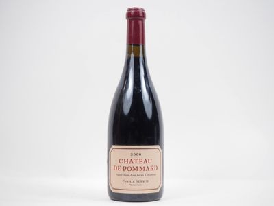 une bouteille de vin rouge posée sur une table blanche