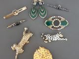 gros plan d'un bouquet de bijoux sur une table