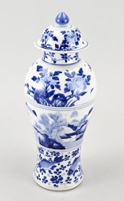 Vase chinois en porcelaine bleue et blanche avec couvercle, XXe siècle