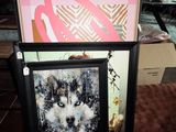 deux photos encadrées représentant un chien et une photo représentant un chat