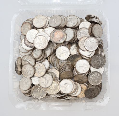 259 pièces de monnaie en argent à valeur faciale de 5 francs Seme...
