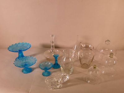 un grand nombre d'objets en verre posés sur une table