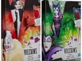 On voit deux boîtes contenant des figurines de méchants et des figurines d'action de méchants.