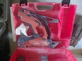 une boîte à outils rouge avec des outils sur le sol
