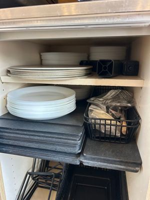 de nombreuses assiettes et casseroles empilées les unes sur les autres