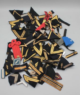 une pile de cravates noires et dorées posée sur une table