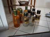 de nombreux flacons de parfum posés sur un sol carrelé