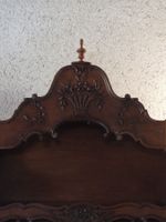 ETAGERE A POSER en noyer sculpté à trois niveaux. (photo 2)