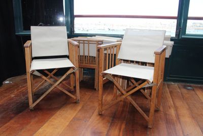 deux chaises et une table dans le coin d'une pièce