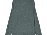 Ce pull à col en V est confectionné dans une laine douce et présente un col en V.