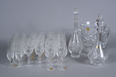 Partie de service de verres en cristal taillé et gravé compr…