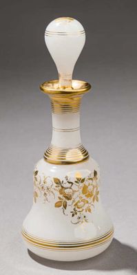 Flacon et son bouchon en opaline pâte de riz à décor doré de… - Photo 1