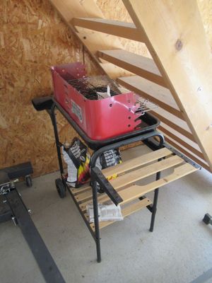 une photo d'un établi sur lequel se trouve une boîte à outils