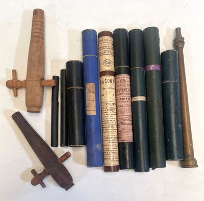 beaucoup de vieux livres et un couteau sur la table