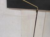 une lampe posée sur une table à côté d'un mur